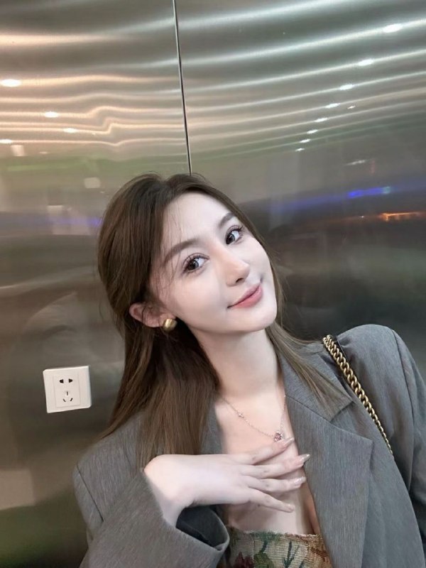 地铁站附近济南夜场模特资源外围约聊 1 图片